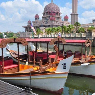 Perahu Dondang Sayang Cruise Putrajaya