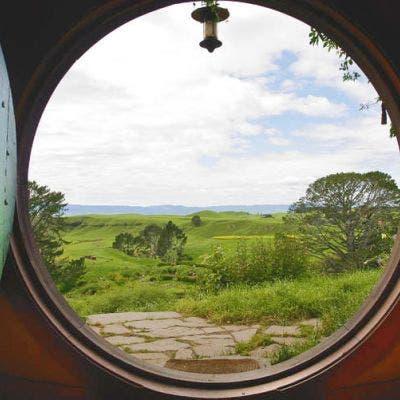 Waitomo Caves and Hobbiton Day Tour from Auckland Return to Auckland